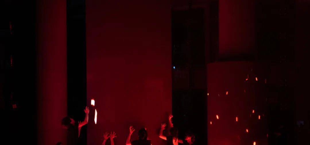 展演|惊艳！广州美术学院惊现赛博朋克沉浸式服装艺术展演-数艺网转