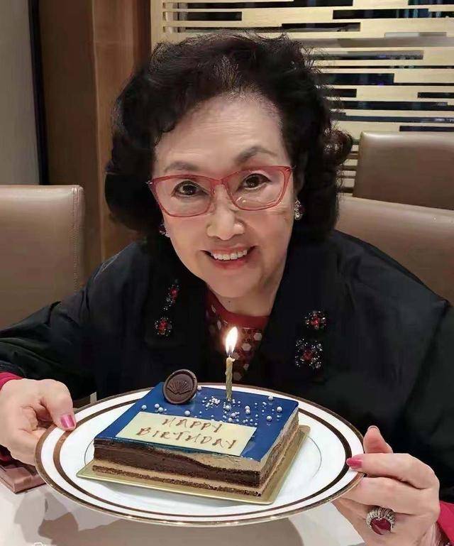 成功|66岁林青霞现身好友生日趴！瘦身成功美出新高度，穿得像个大姑娘