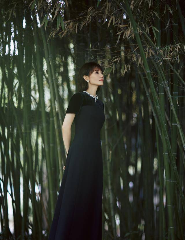 时间|袁泉原来也这么敢穿,不仅服装搭配很大胆,腿上红丝袜更惹眼