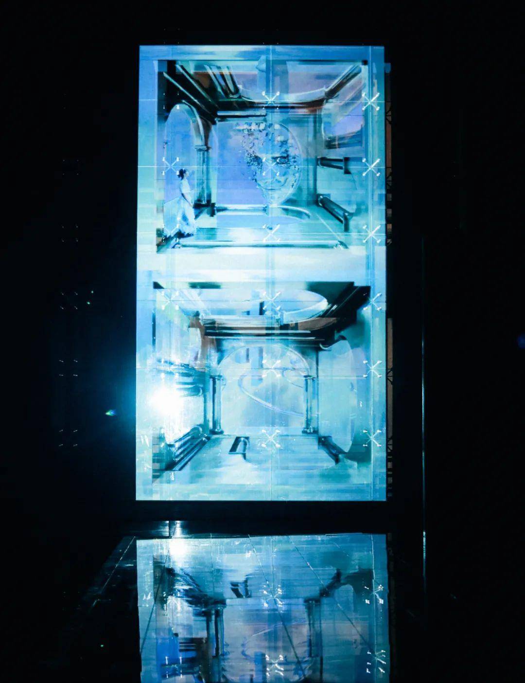 展演|惊艳！广州美术学院惊现赛博朋克沉浸式服装艺术展演-数艺网转