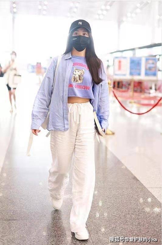 张含韵|32岁张含韵身材真好，穿露腰上衣马甲线若隐若现，气质甜美像18岁