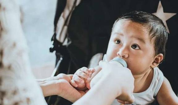 月入|生二胎成新型“穷病”？月入4千拼二胎，孩子生日吃肉难