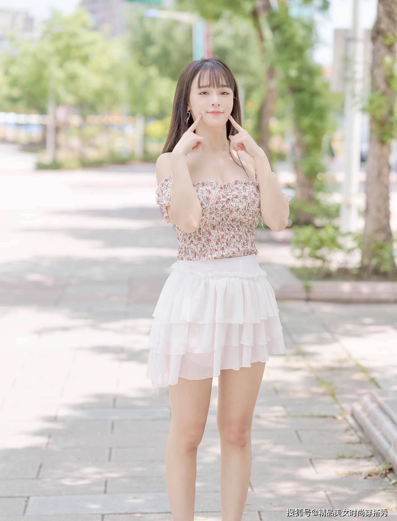 小白|性感优雅的抹胸碎花小衫配白色蛋糕小白裙，撑起街头亮丽风景线