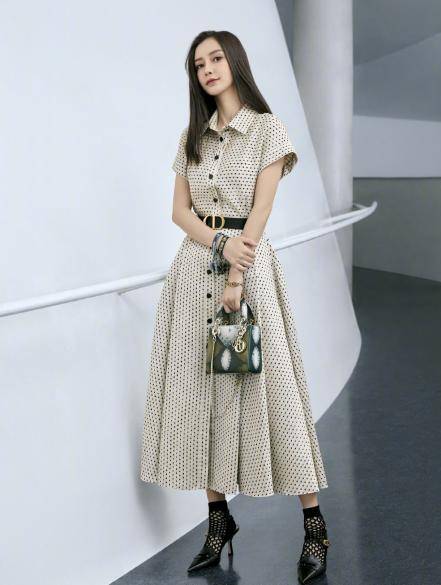 黑色|baby越来越敢穿？31岁扮少女算什么，“内衣外穿”才够味