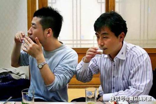 日本人瞧不上中国白酒，56度白酒一口闷，结果我没忍住笑了