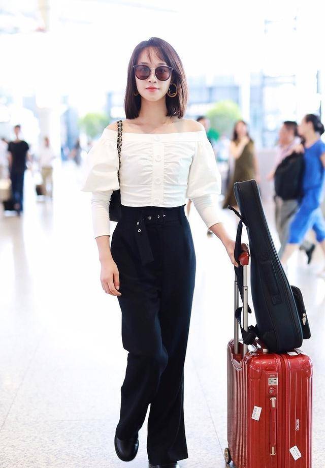 金色|蓝盈莹挺帅气，牛仔裤上挂“金链子”，身材纤细“自我管理”真好