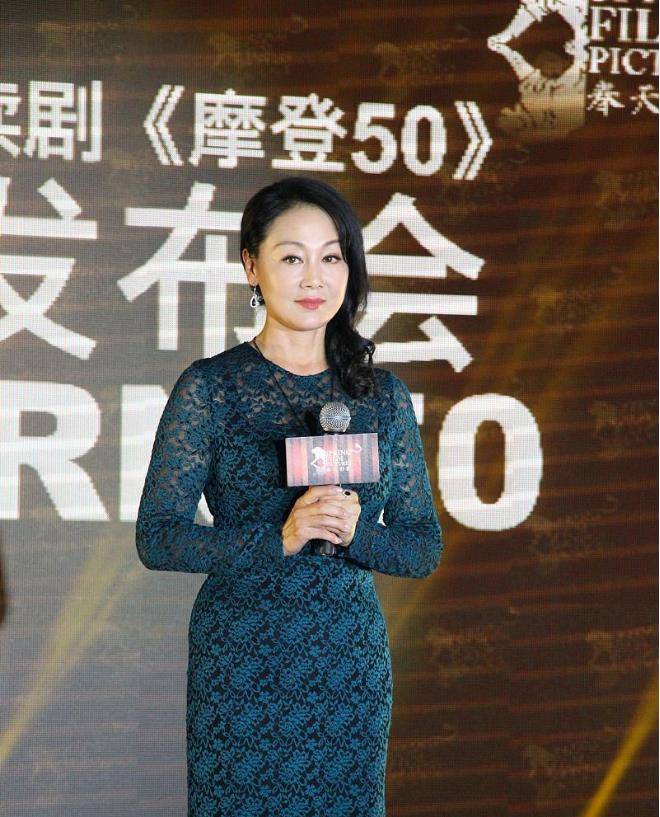黑色|王姬胆子真够大的，穿这么紧的裙子出席活动，造型却略显俗气