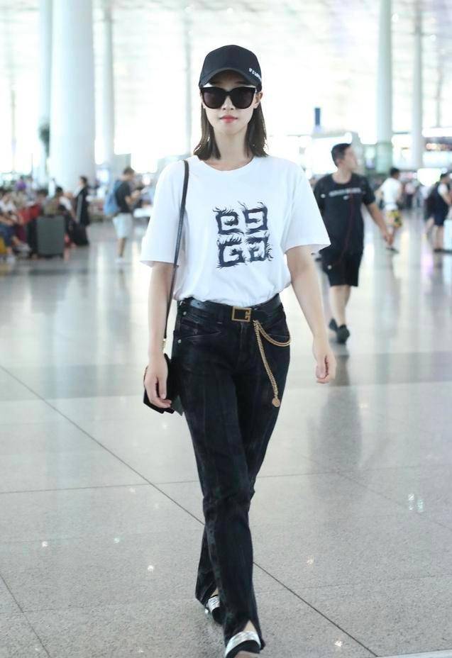 金色|蓝盈莹挺帅气，牛仔裤上挂“金链子”，身材纤细“自我管理”真好