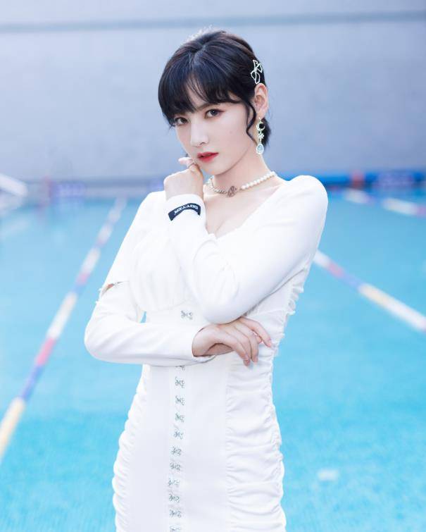 黑色|赵粤太敢穿了，拿三分裙配系带靴，谁还敢说是“大象腿”