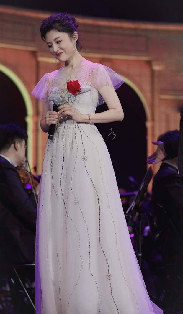 经典|52岁周涛真敢穿,大胆挑战00后穿的纱裙真减龄,不像奶奶辈的人