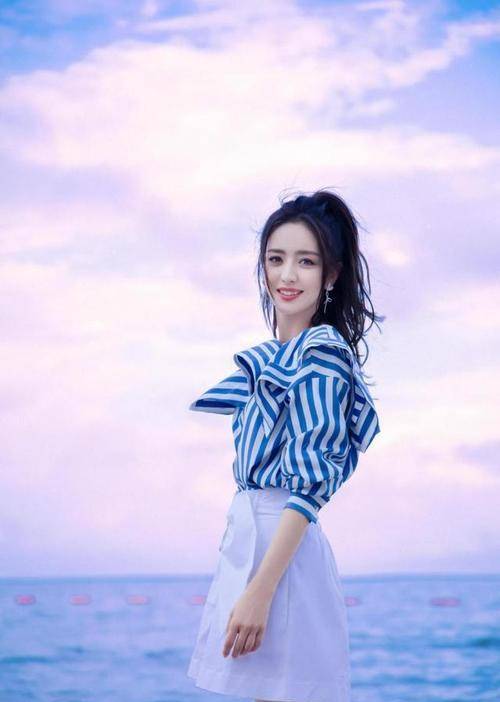 领口处|佟丽娅海边漫步笑起来宛若少女,离婚后状态更好,清爽又甜美