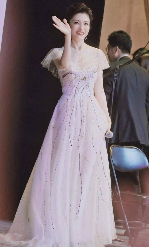 经典|52岁周涛真敢穿,大胆挑战00后穿的纱裙真减龄,不像奶奶辈的人