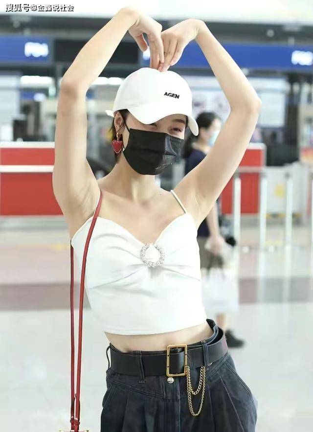 身材|蓝盈莹身材好撩，穿蝴蝶领小吊带晒“袖针腰”，就是裤子不太美观