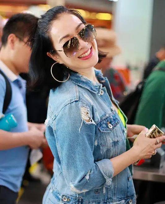 辣妈|50岁钟丽缇真敢穿,牛仔外套内搭荧光绿,不愧是“时尚辣妈”