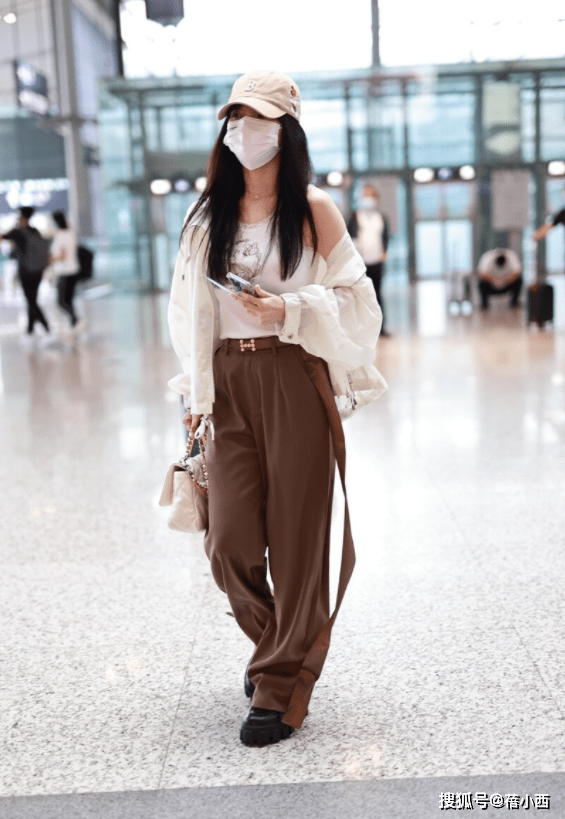 上衣|李小璐又不好好穿衣服了，穿宽松外套硬要扯下一边袖子，还挺时髦
