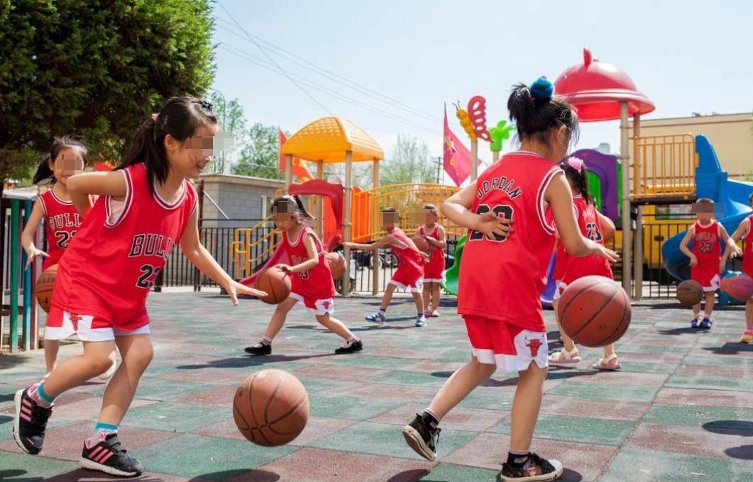 家长|孩子在家要追着喂，在幼儿园却能自己吃？老师透露背后的原因