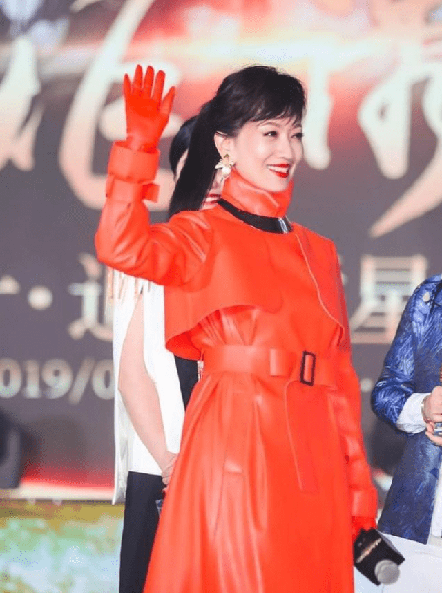 黑色|66岁赵雅芝太时尚，穿橙色大衣还扎马尾辫，厉害了我的老太太