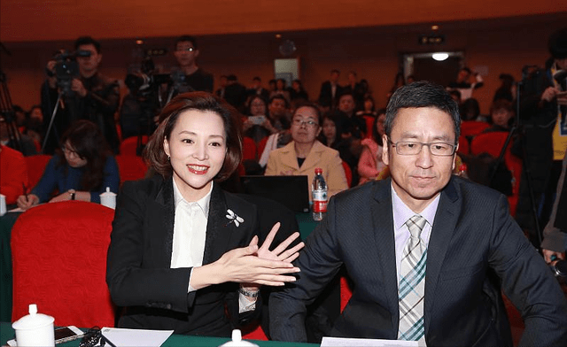 形象|董卿白岩松久违合体，董卿剪短发更女人，53岁白岩松头发已花白