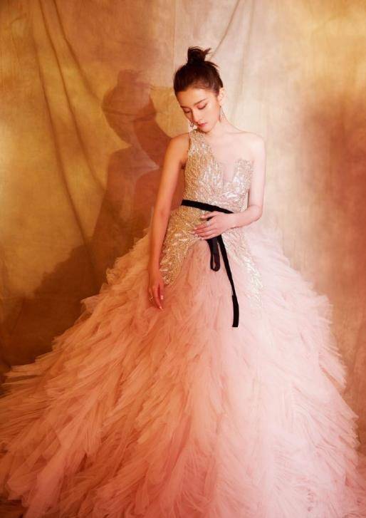 身材|看刘亦菲迪丽热巴谭松韵,穿搭纱裙装,谁才是真正的女神?