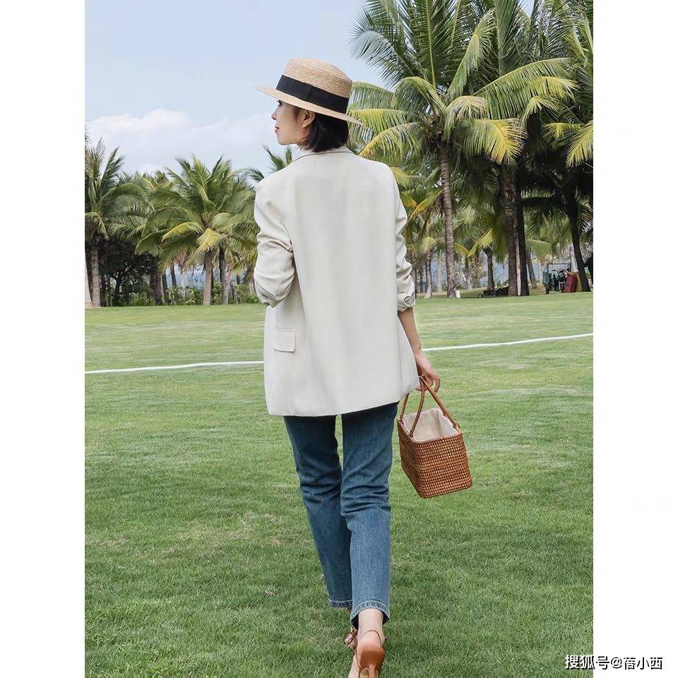 西装|时尚需要做减法，用这1条简约“牛仔裤”来搭配，轻松透出高级感