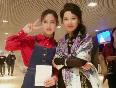 运动衫|老了气质最重要，58岁何赛飞穿运动衫打高尔夫，整个人散发光彩！