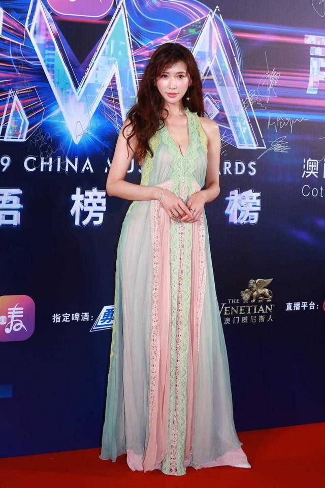 林志玲|林志玲的身材比例太完美，穿吊带连衣裙优雅高级，高挑身材惹人羡