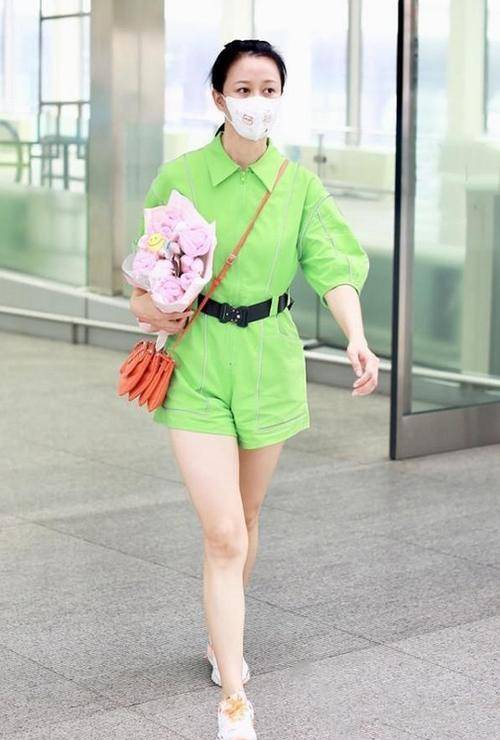 身材|倪虹洁大婶的年纪少女的身材，穿连体裤腰细腿长，一般00后比不了