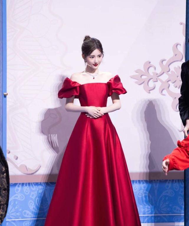 公主|又一次被毛晓彤惊艳！穿仙女裙演绎“在逃公主”，美得不可收拾