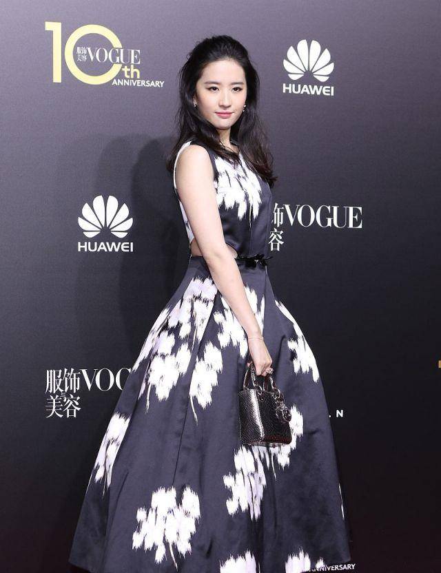 曲线|刘亦菲胖得刚刚好，穿印花裙曲线明显很抢镜，难怪欧巴也被迷上