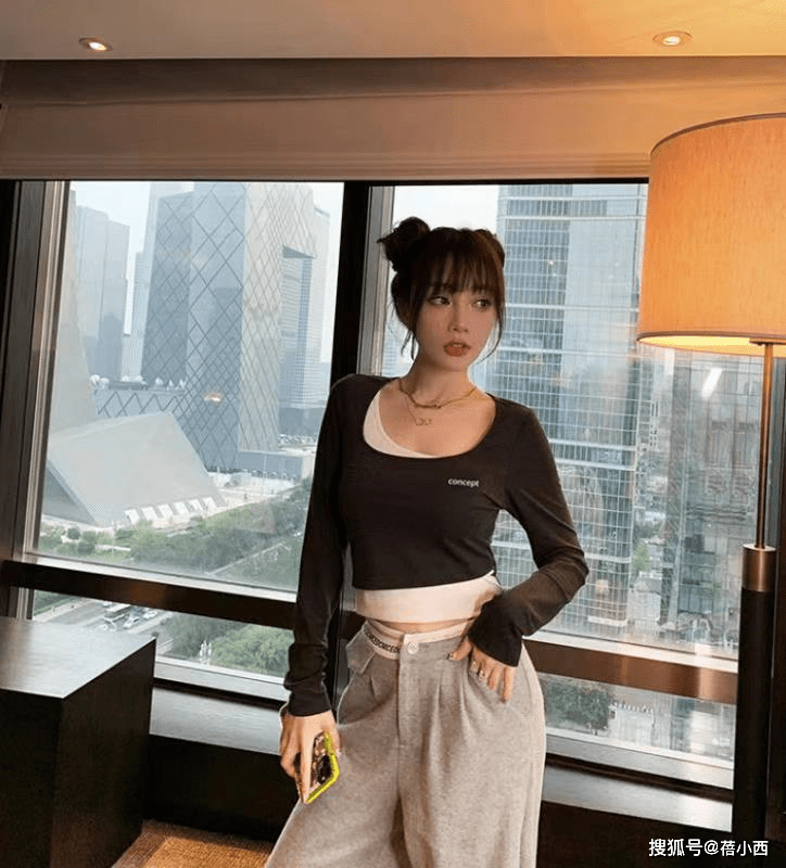 上衣|李小璐又不好好穿衣服了，穿宽松外套硬要扯下一边袖子，还挺时髦