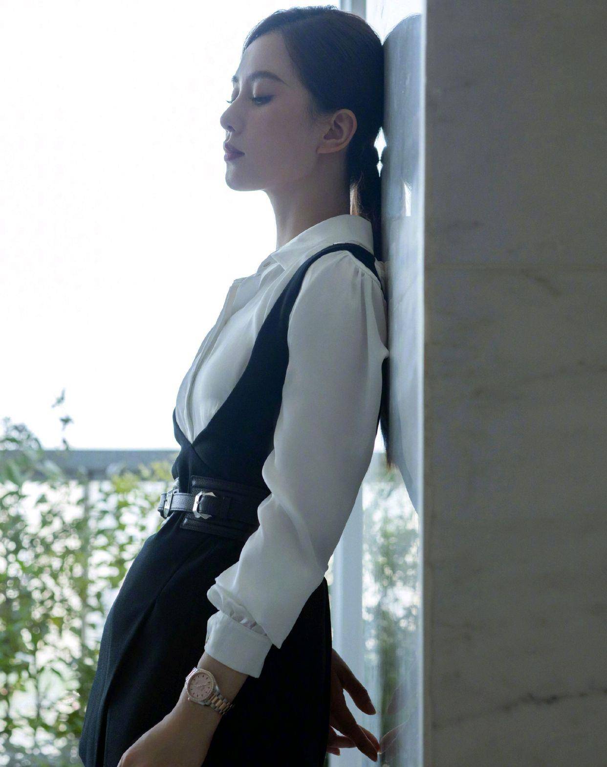 活动|刘诗诗生图太惊艳！白衬衫+马甲套装优雅飒酷，当妈后更加会穿了