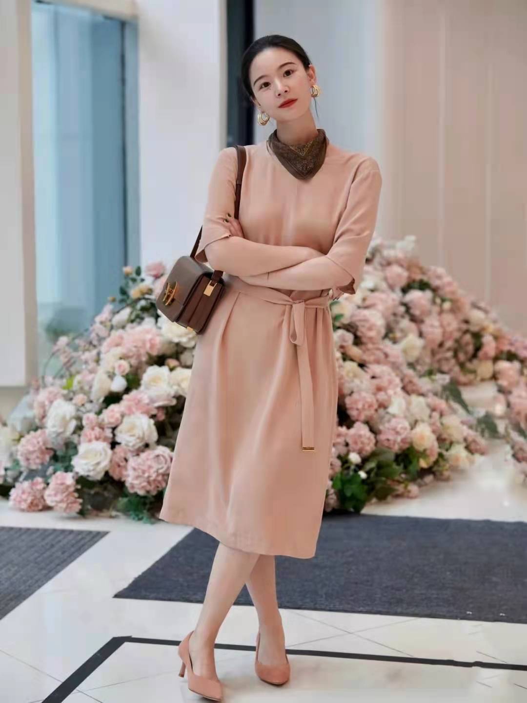 颜色|职场女人如何穿的高级又显气质？这五套搭配送你，每天穿得不重样