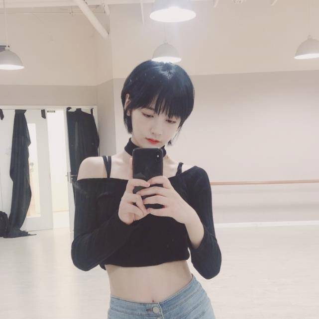 黑色|赵粤太敢穿了，拿三分裙配系带靴，谁还敢说是“大象腿”