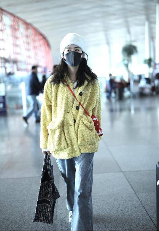 袁冰妍|袁冰妍现身,黄色毛绒大衣可爱满分,带两包出门不知道要装啥