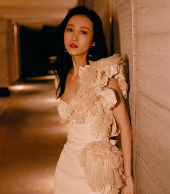设计|王鸥比杨幂还敢穿？背心故意选蕾丝款，体重过百女子都穿不了