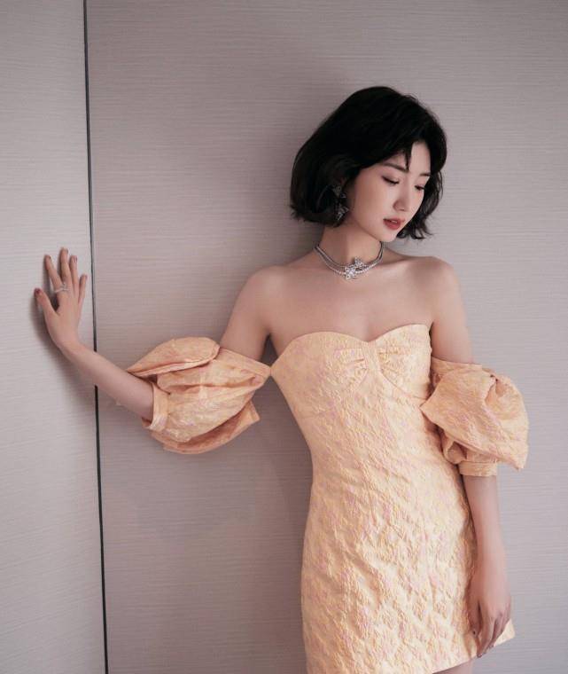 公主|又一次被毛晓彤惊艳！穿仙女裙演绎“在逃公主”，美得不可收拾