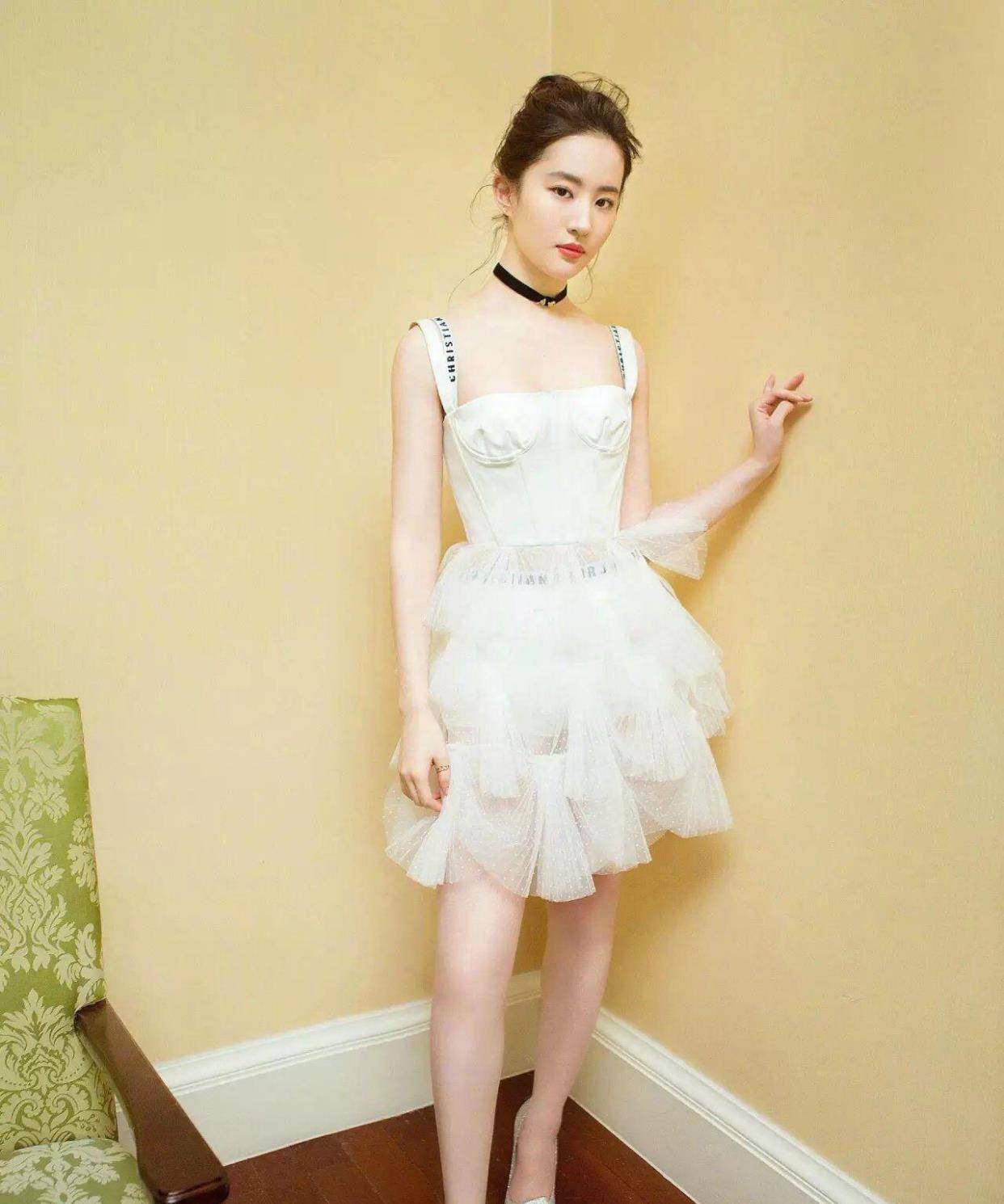 曲线|刘亦菲胖得刚刚好，穿印花裙曲线明显很抢镜，难怪欧巴也被迷上