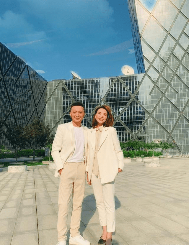 形象|董卿白岩松久违合体，董卿剪短发更女人，53岁白岩松头发已花白