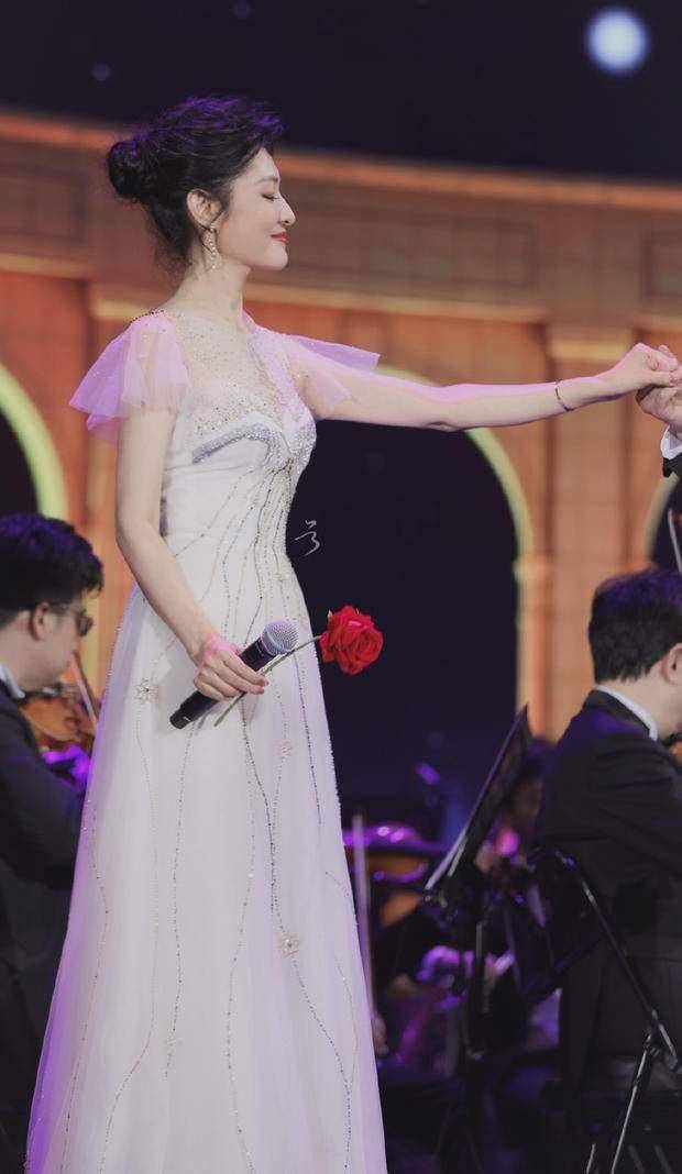 经典|52岁周涛真敢穿，大胆挑战00后穿的纱裙真减龄，不像奶奶辈的人