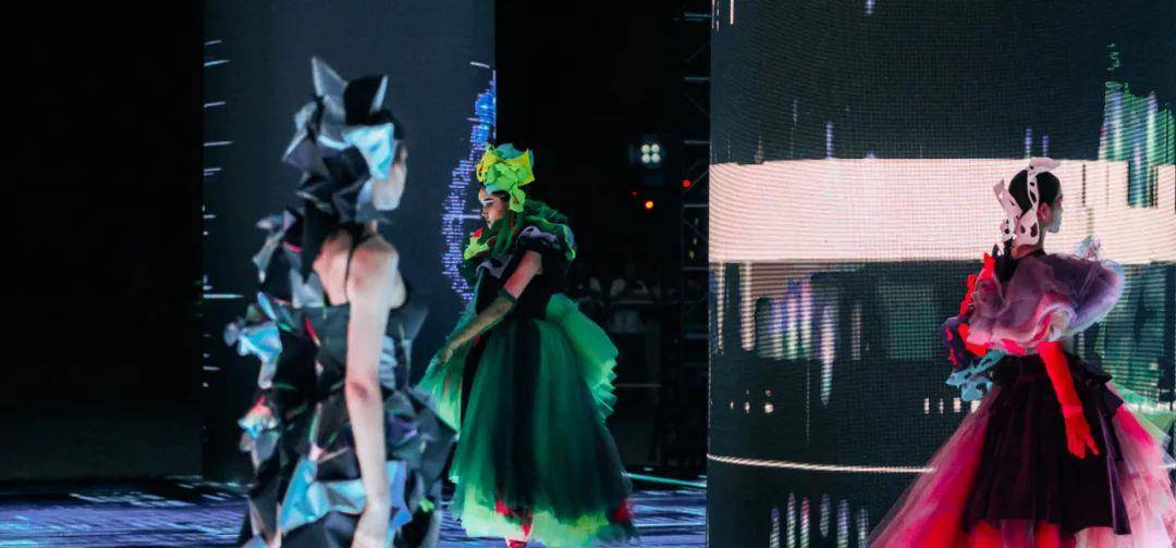 展演|惊艳！广州美术学院惊现赛博朋克沉浸式服装艺术展演-数艺网转