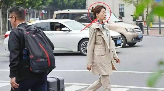 董卿录|董卿录节目的后台照，47岁身形消瘦没中年人的臃肿，气质很优雅！