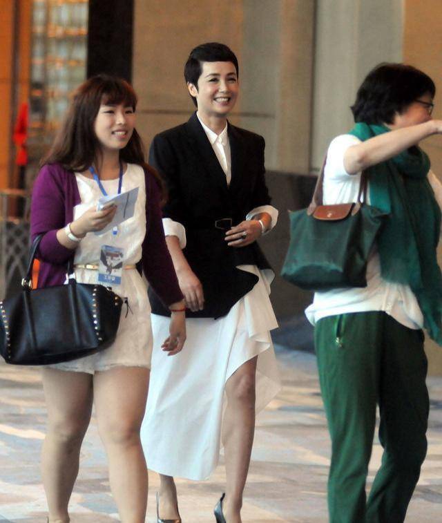 贵妇|蒋雯丽穿衣真太潮,西装外套“一半长一半短”,贵妇感太强