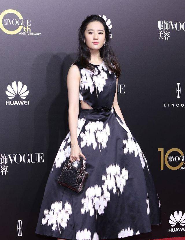 曲线|刘亦菲胖得刚刚好，穿印花裙曲线明显很抢镜，难怪欧巴也被迷上