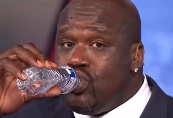 举动|王一博钱枫用同款水杯喝水，钱枫喝水像奥尼尔，王一博秒变小朋友