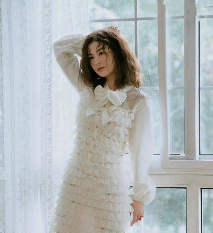 刘浩存|刘浩存刚过80斤太瘦了,穿蛋糕裙撑不起需用吊带固定,红毯惊艳了