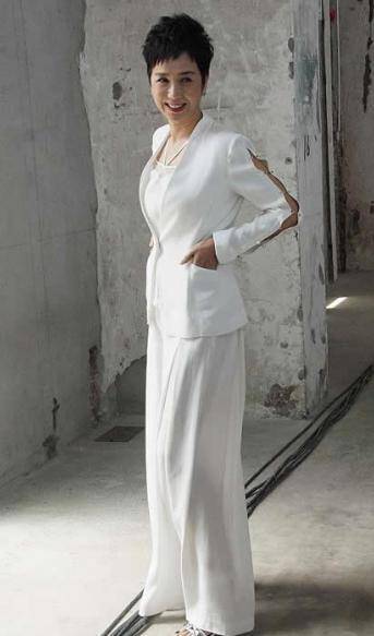 身材|蒋雯丽身材保持得真不错，50多岁身姿还这么窈窕，西装也藏不住