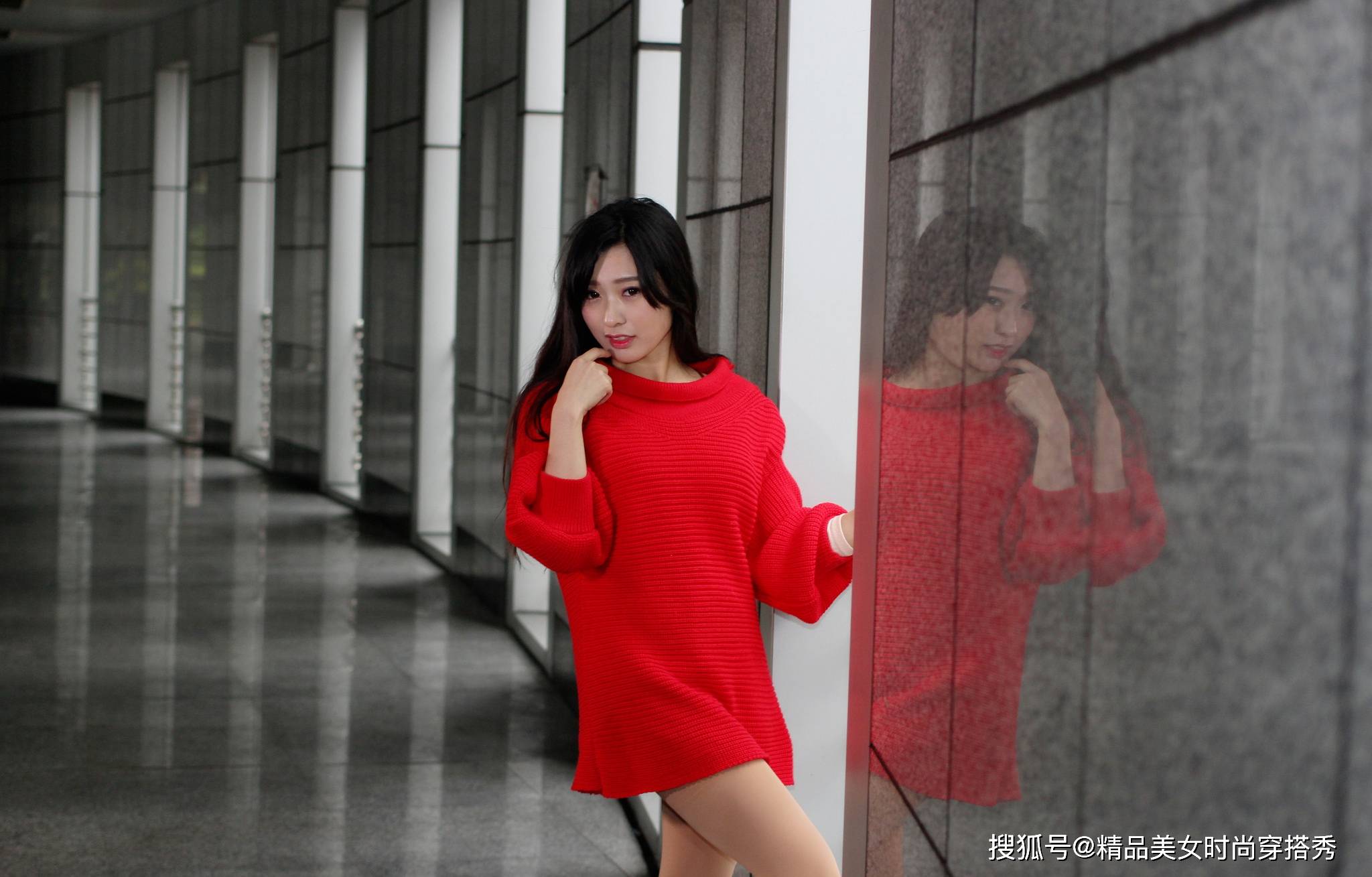 米色|针织裙的修身效果，米色清纯减龄，红色吸睛时尚，尽显完美身材！