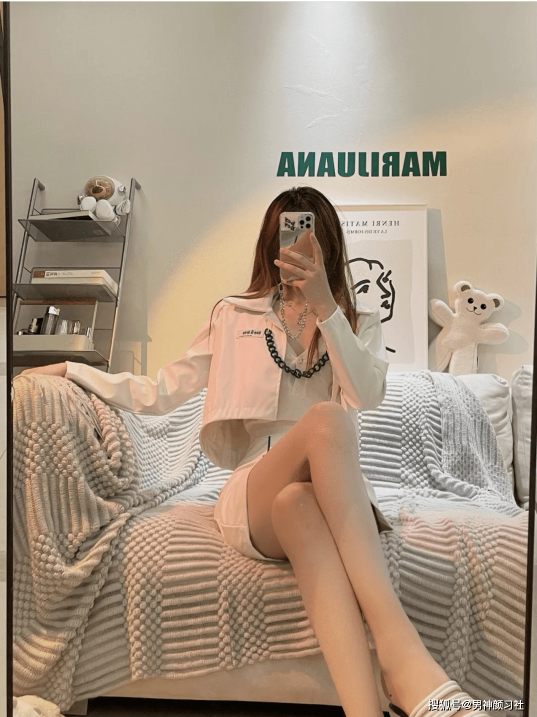 黑色|请放下“渣女吊带”，你已经到了该穿又嗲又撩的吊带T恤的年纪