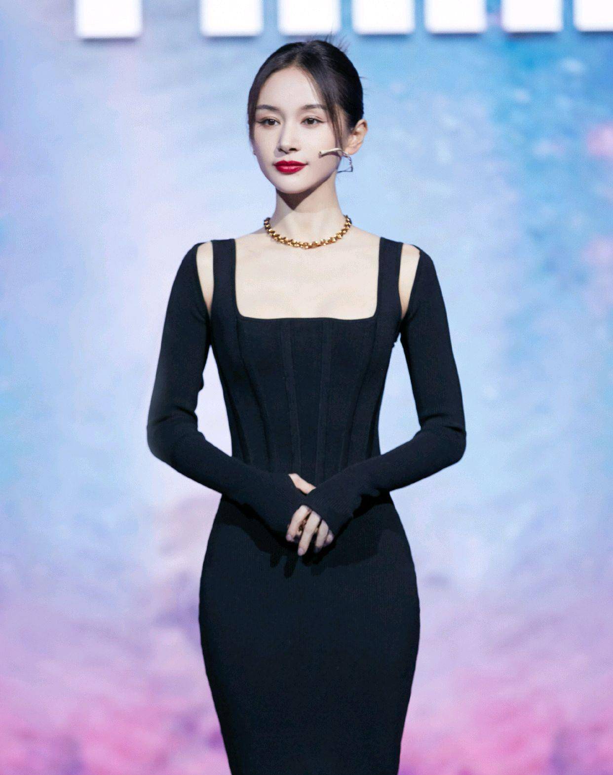 黑色|王子文把针织裙诠释得很完美，身穿一袭黑色针织裙，尽显好身材