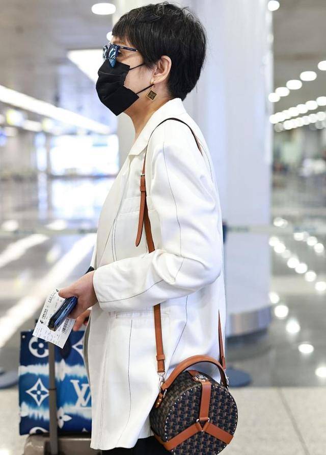 亮片|59岁张凯丽越老越时髦，穿亮片上衣走机场，配大牌包有贵妇气质